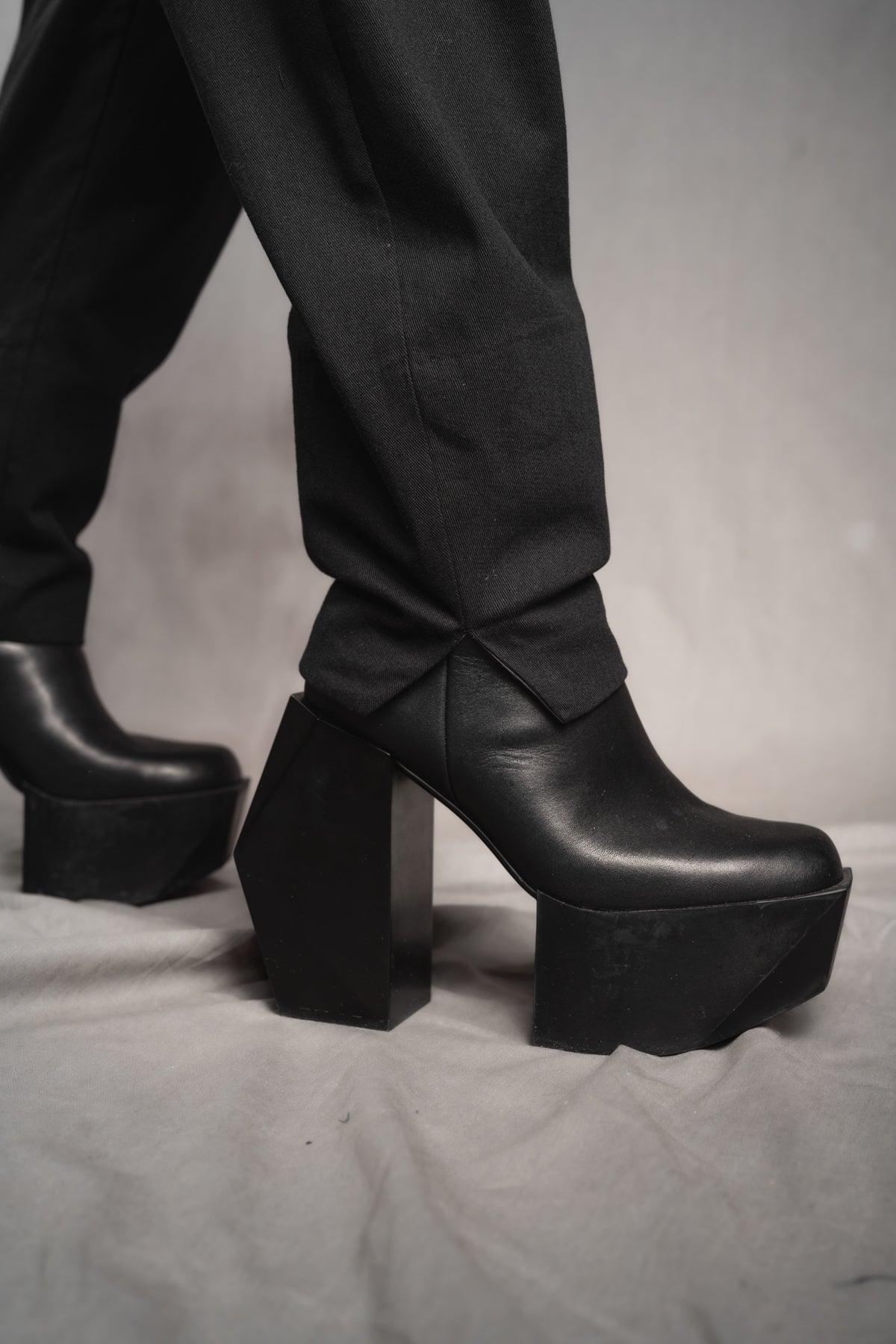 eigensinnig wien | Egon | Schwarze, weite Designerhose mit Bundfalten aus leichter Baumwolle