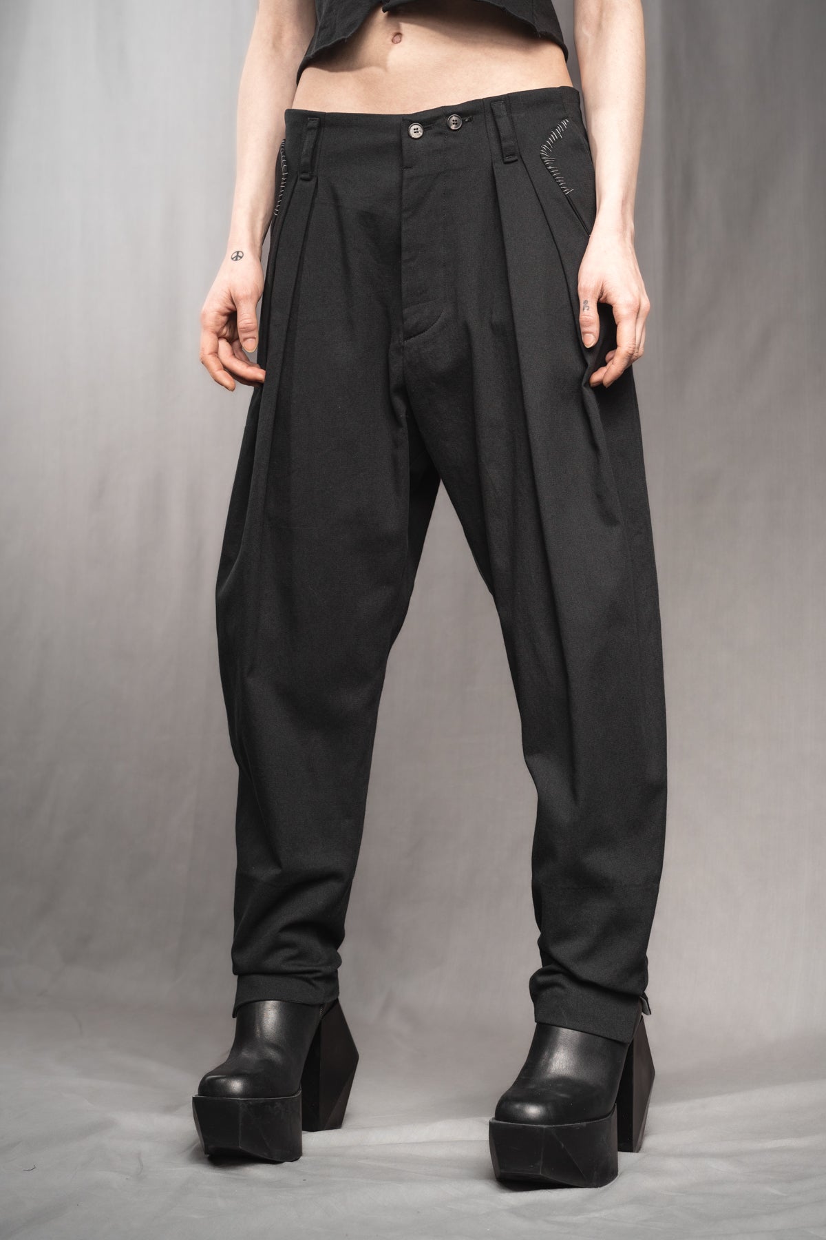 eigensinnig wien | Egon | Schwarze, weite Designerhose mit Bundfalten aus leichter Baumwolle