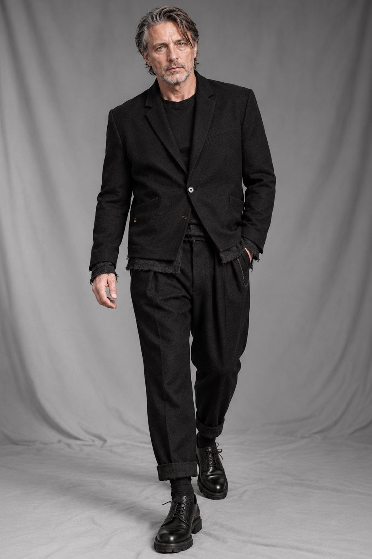 eigensinnig wien | EgoVin | Designer-Wollanzug für Herren mit Tapered-Fit Hose in Schwarz