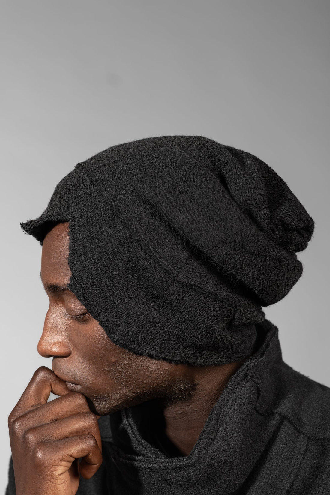 eigensinnig wien | Ehrenfels | Schwarzer Designer Long-Beanie aus Merinowolle