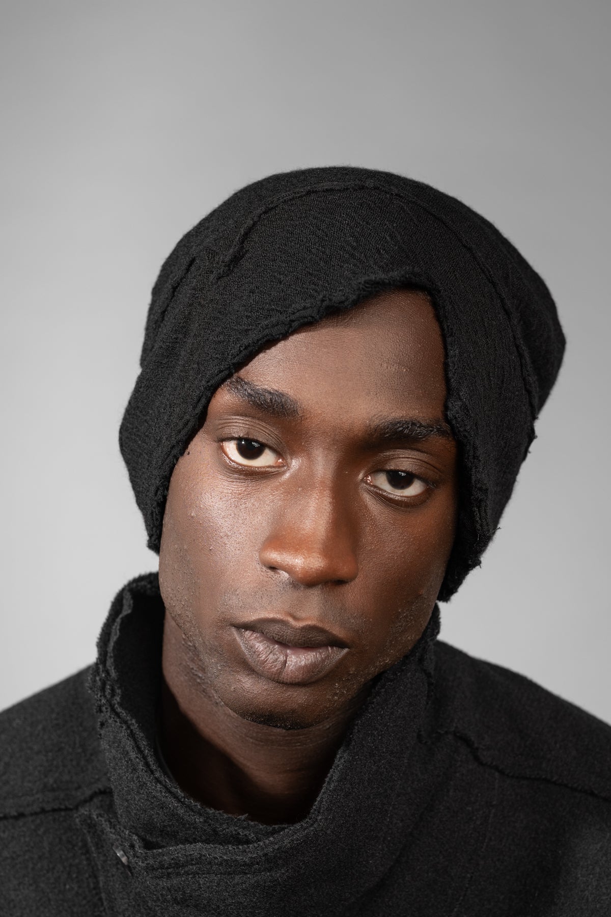 eigensinnig wien | Ehrenfels | Schwarzer Designer Long-Beanie aus Merinowolle