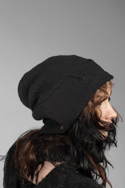 eigensinnig wien | Ehrenfels | Schwarzer Designer Long-Beanie aus Merinowolle