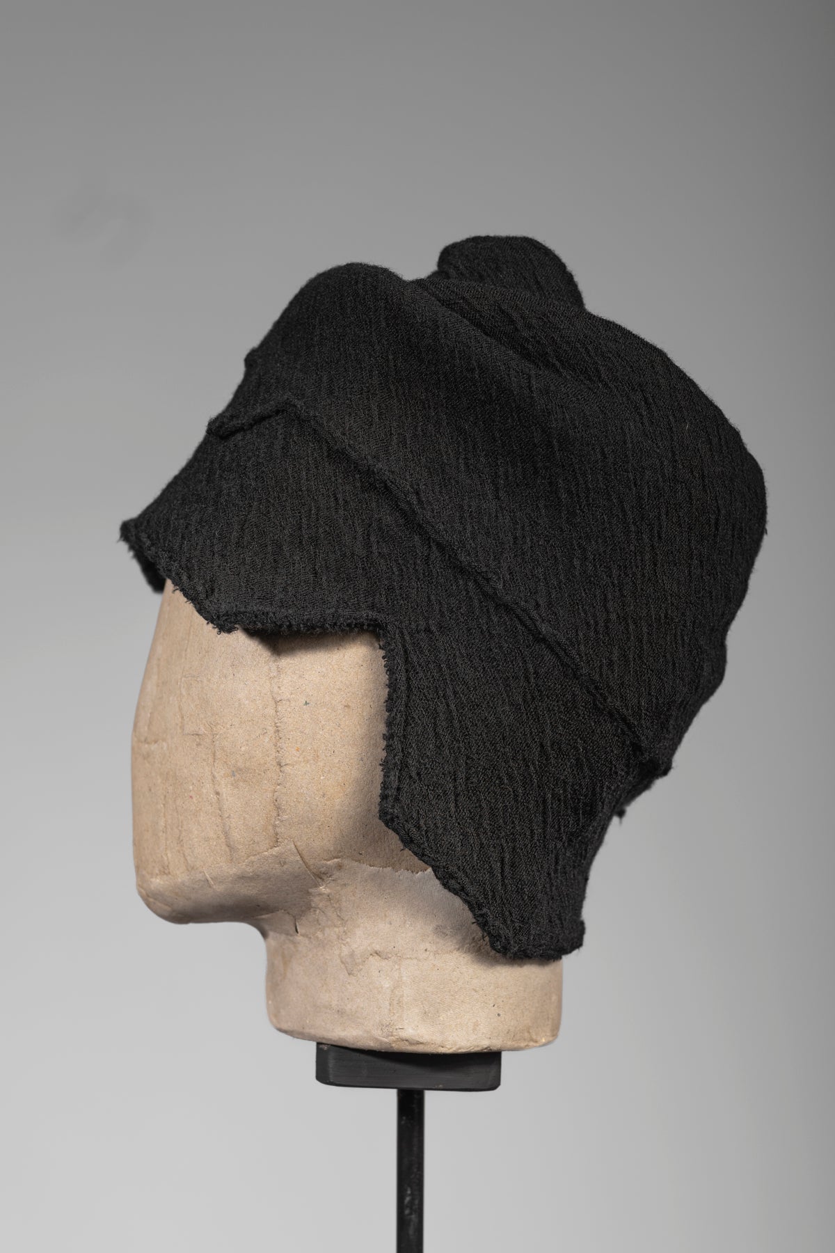 eigensinnig wien | Ehrenfels | Schwarzer Designer Long-Beanie aus Merinowolle