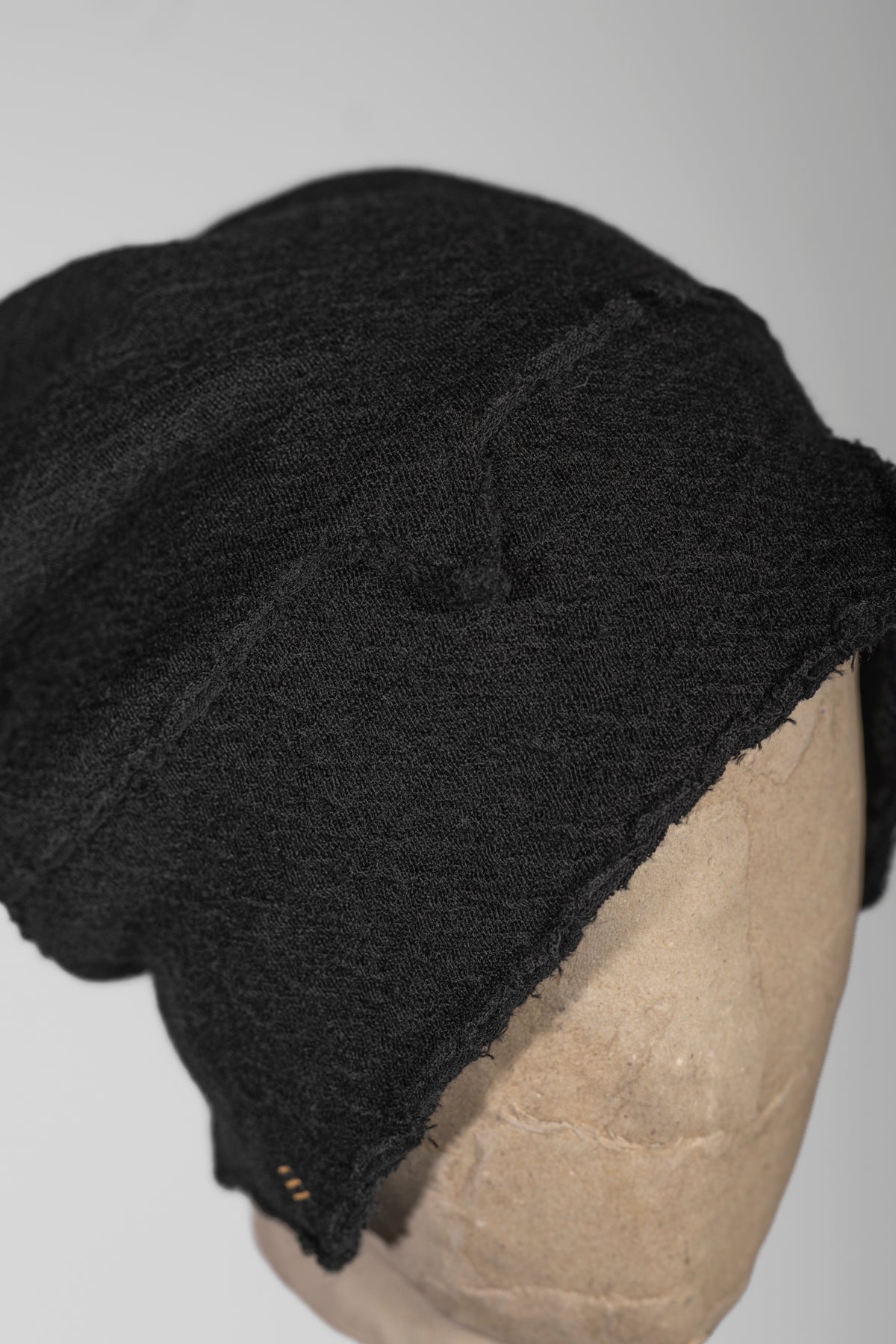 eigensinnig wien | Ehrenfels | Schwarzer Designer Long-Beanie aus Merinowolle