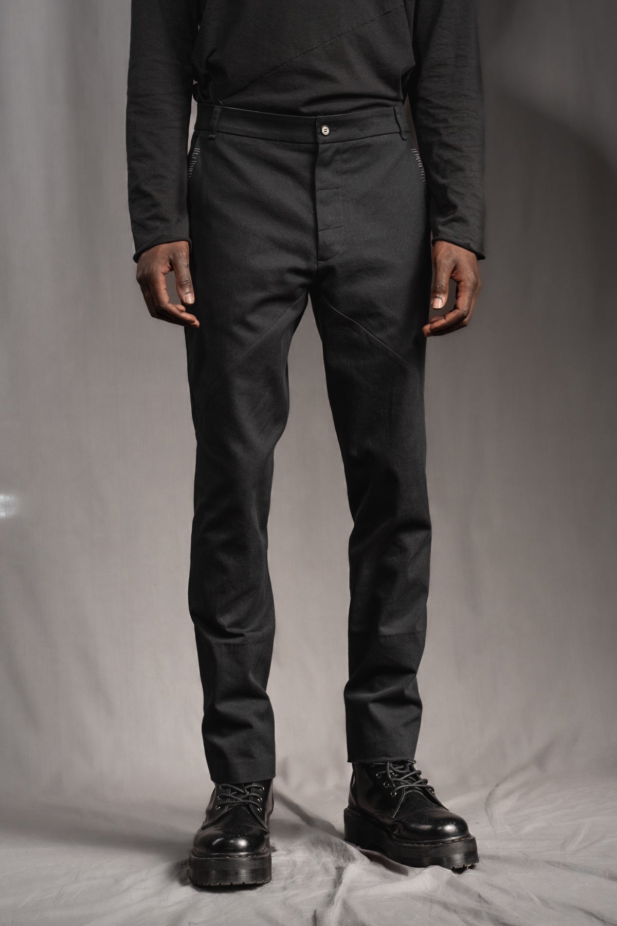 eigensinnig wien | Eisler | Extravagante, schwarze Herren Slim-Fit Designerhose aus leichter Baumwolle