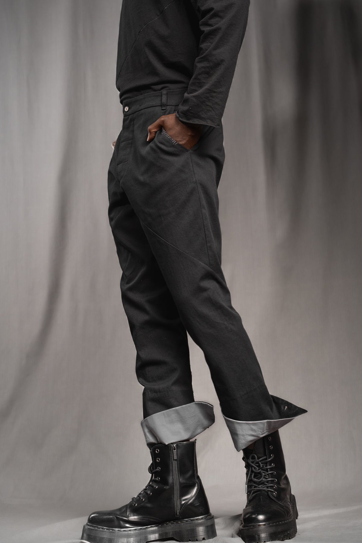 eigensinnig wien | Eisler | Extravagante, schwarze Herren Slim-Fit Designerhose aus leichter Baumwolle