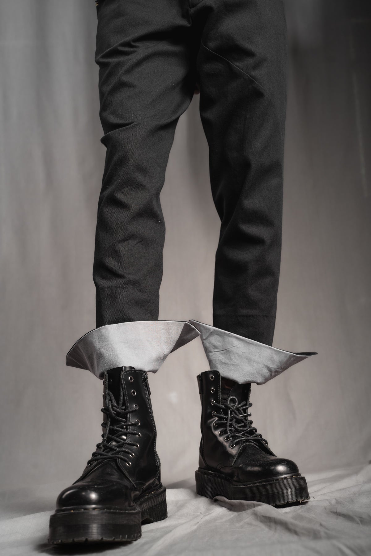 eigensinnig wien | Eisler | Extravagante, schwarze Herren Slim-Fit Designerhose aus leichter Baumwolle