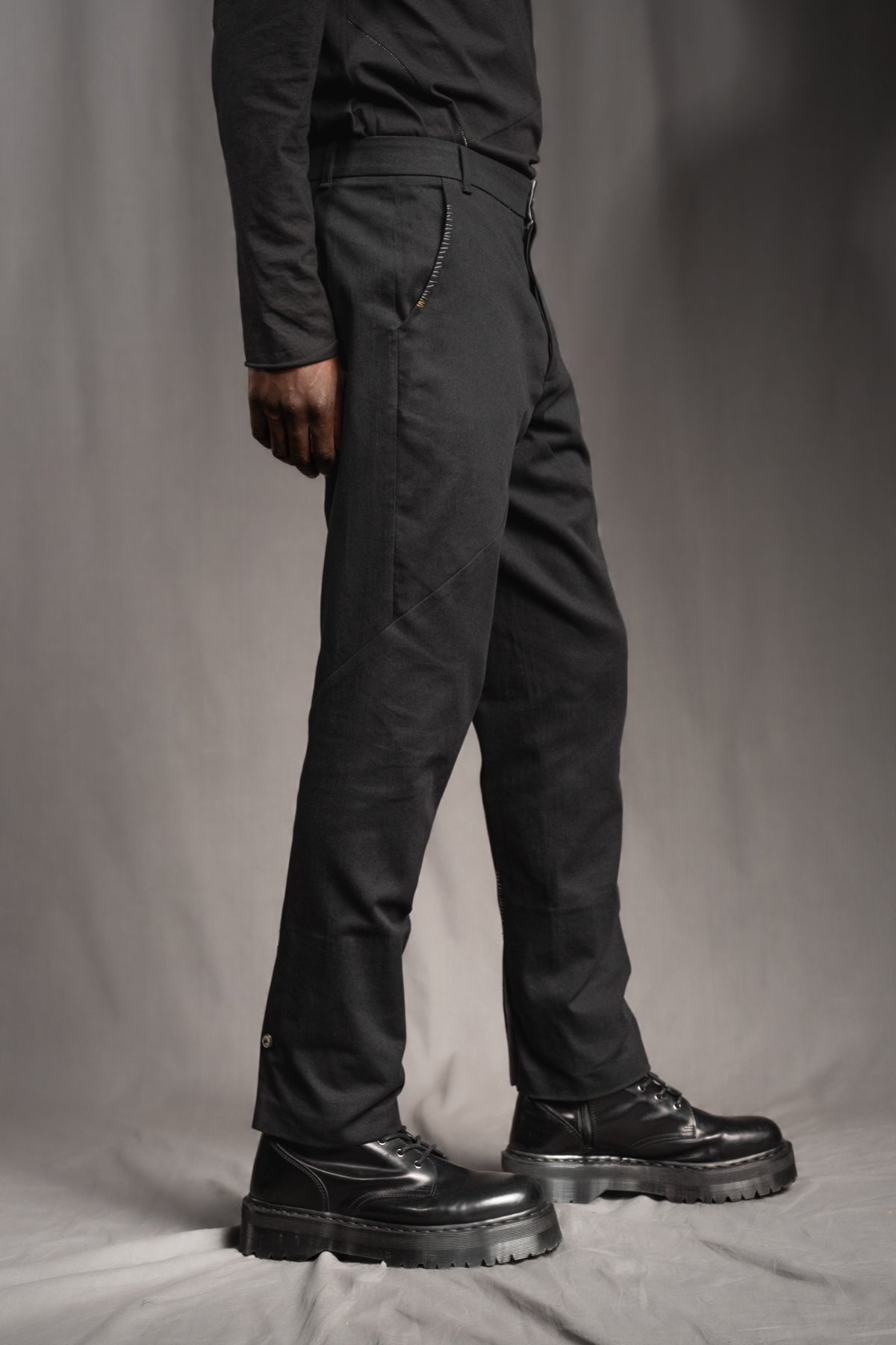 eigensinnig wien | Eisler | Extravagante, schwarze Herren Slim-Fit Designerhose aus leichter Baumwolle