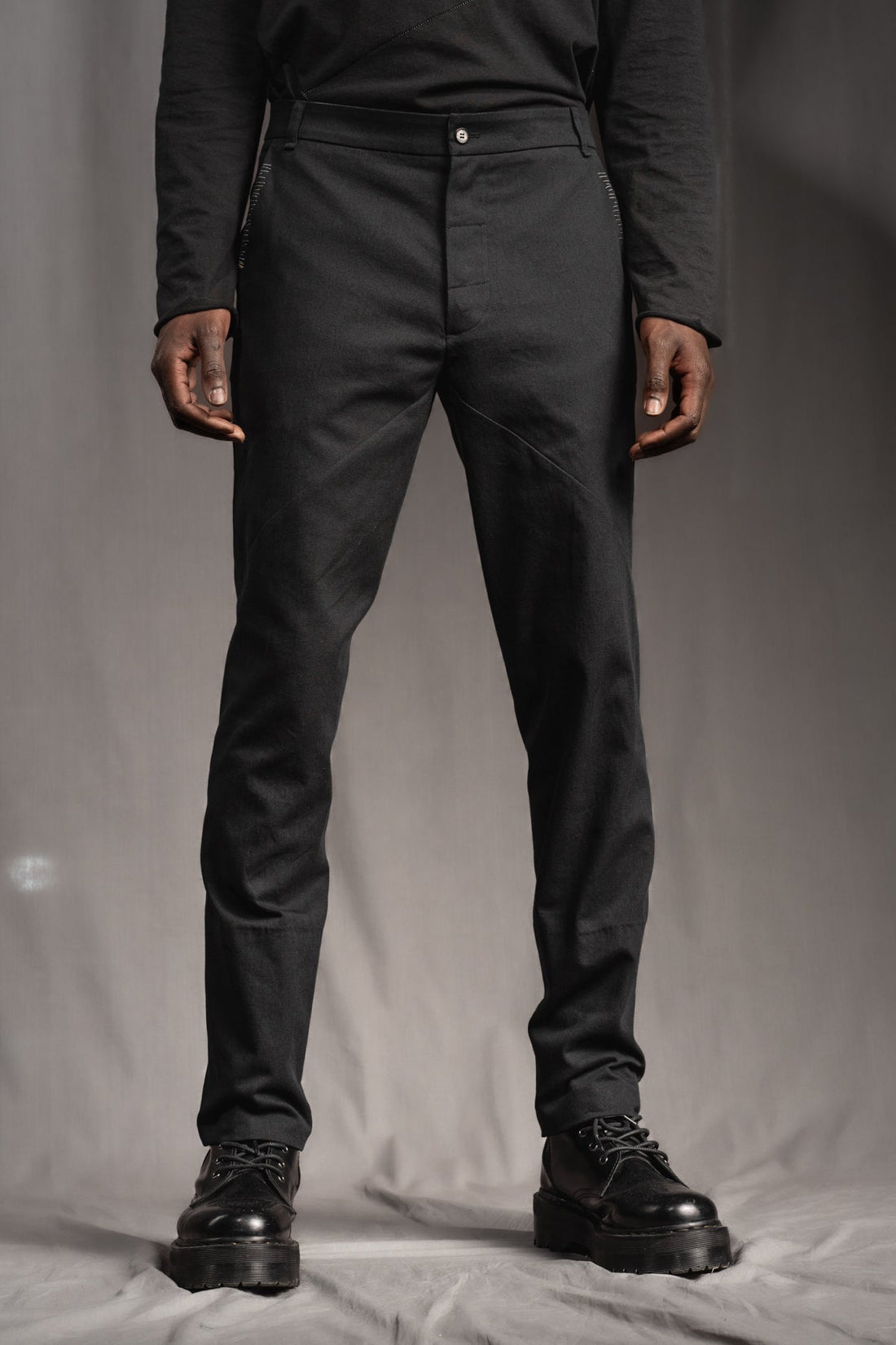 eigensinnig wien | Eisler | Extravagante, schwarze Herren Slim-Fit Designerhose aus leichter Baumwolle