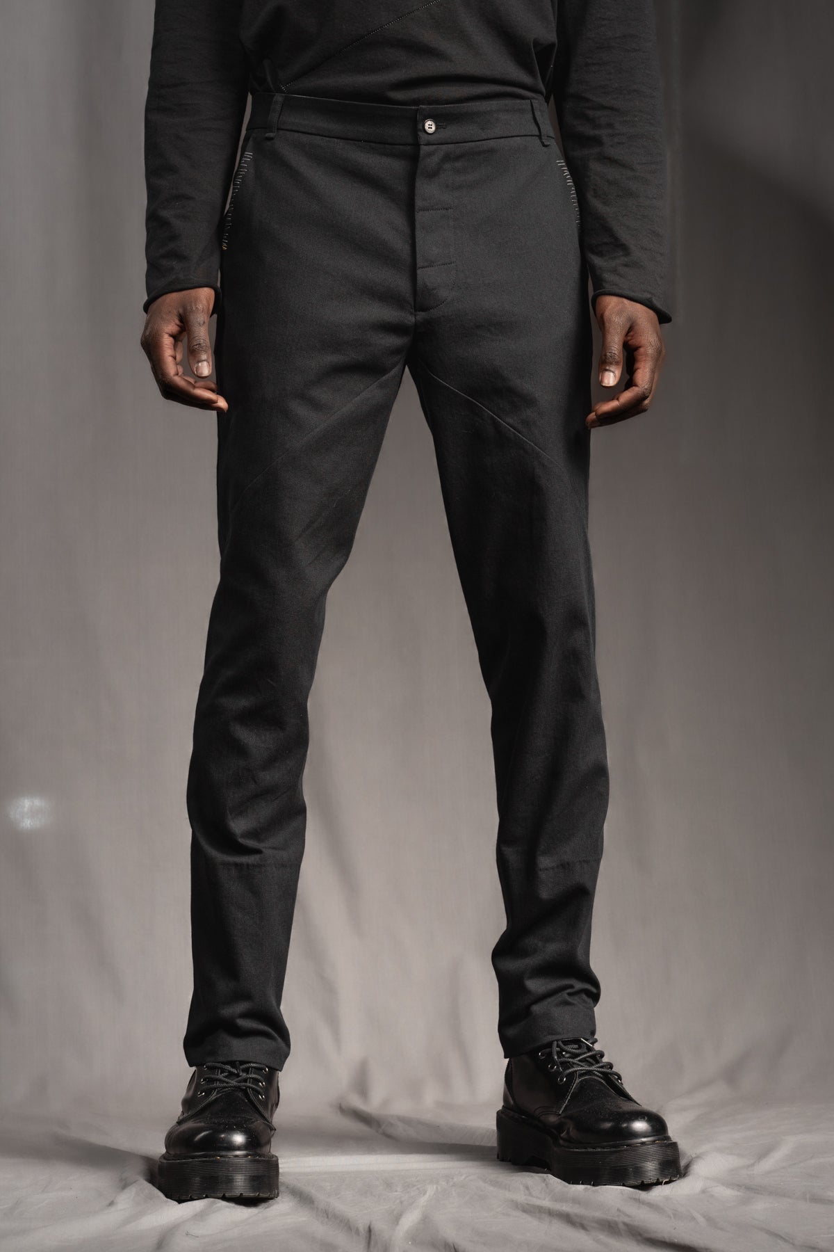 eigensinnig wien | Eisler | Extravagante, schwarze Herren Slim-Fit Designerhose aus leichter Baumwolle