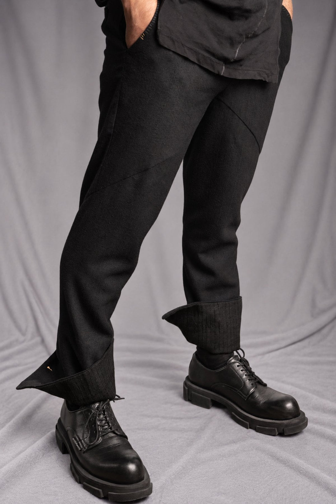 eigensinnig wien | Eisler | Schwarze Slim-Fit Designerhose für Herren aus italienischer Luxuswolle