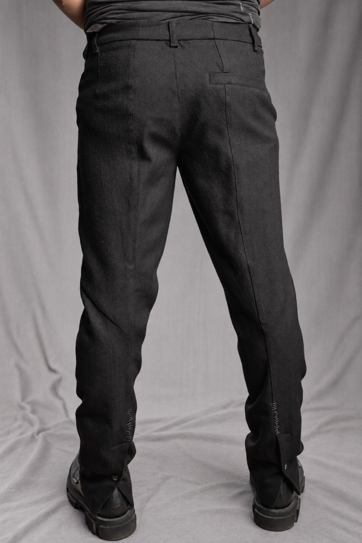 eigensinnig wien | Eisler | Schwarze Slim-Fit Designerhose für Herren aus italienischer Luxuswolle