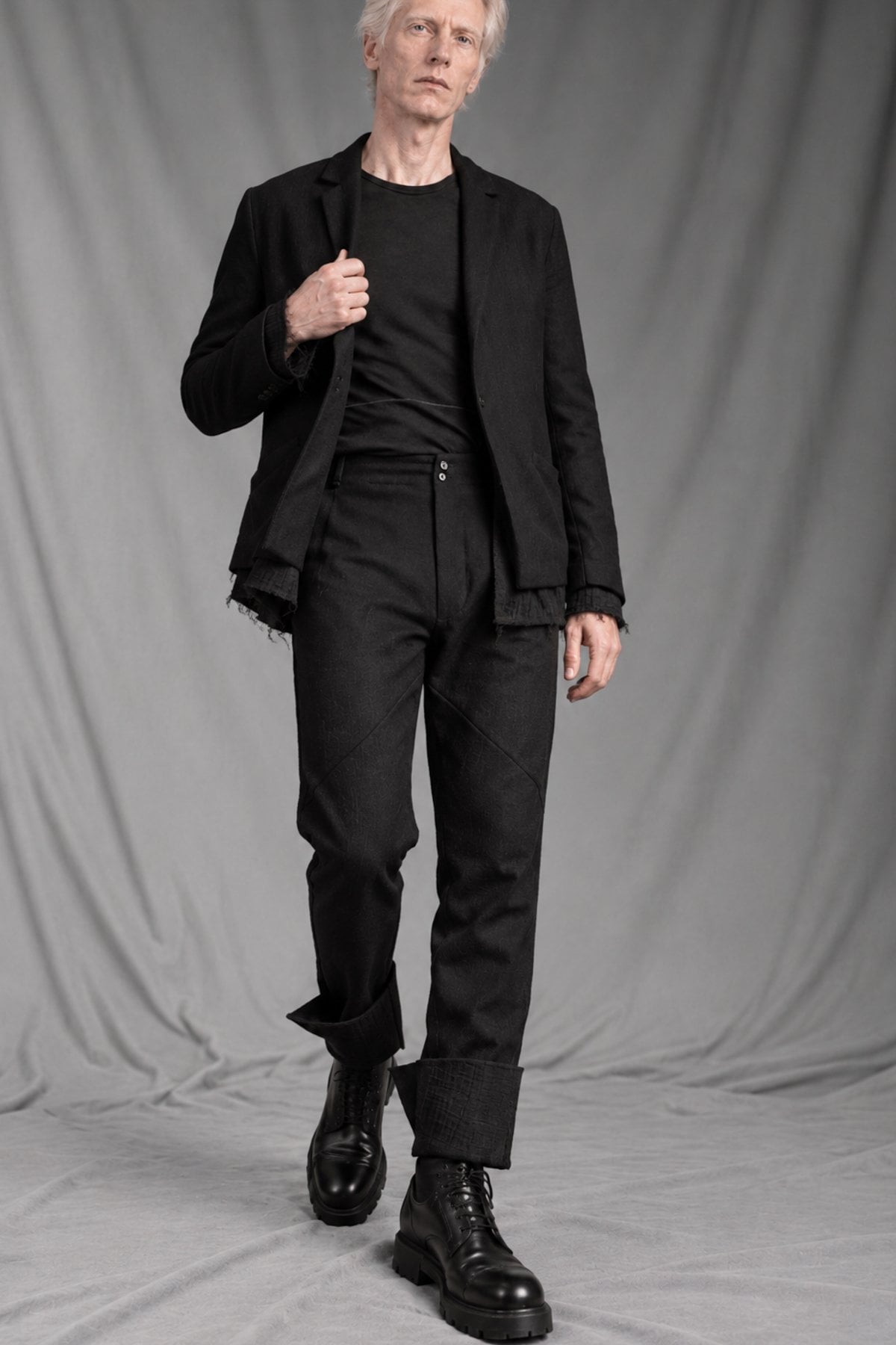 eigensinnig wien | EisVin | Außergewöhnlicher schwarzer Designer-Anzug für Herren mit Slim-Fit Hose aus italienischer Luxuswolle