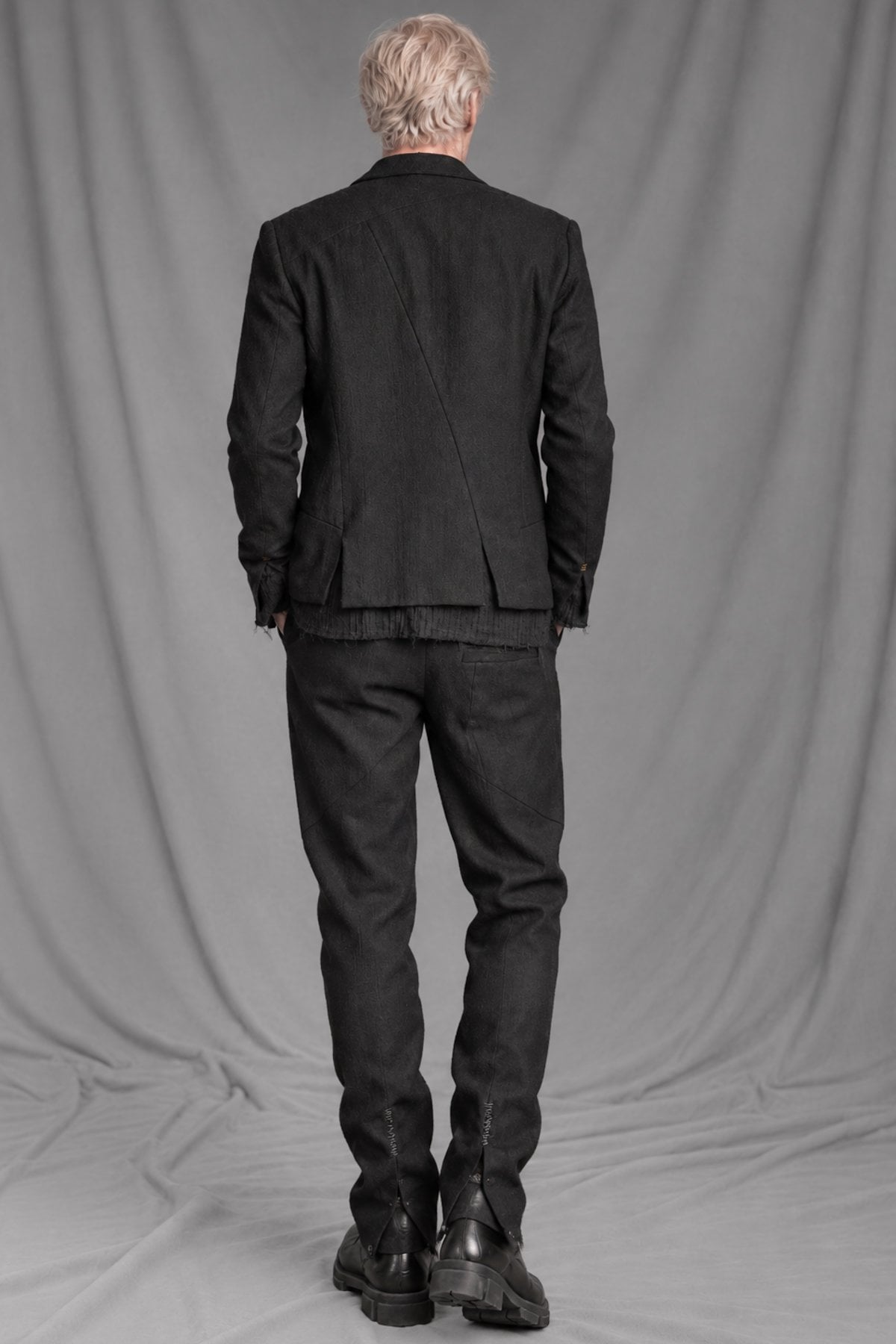 eigensinnig wien | EisVin | Außergewöhnlicher schwarzer Designer-Anzug für Herren mit Slim-Fit Hose aus italienischer Luxuswolle