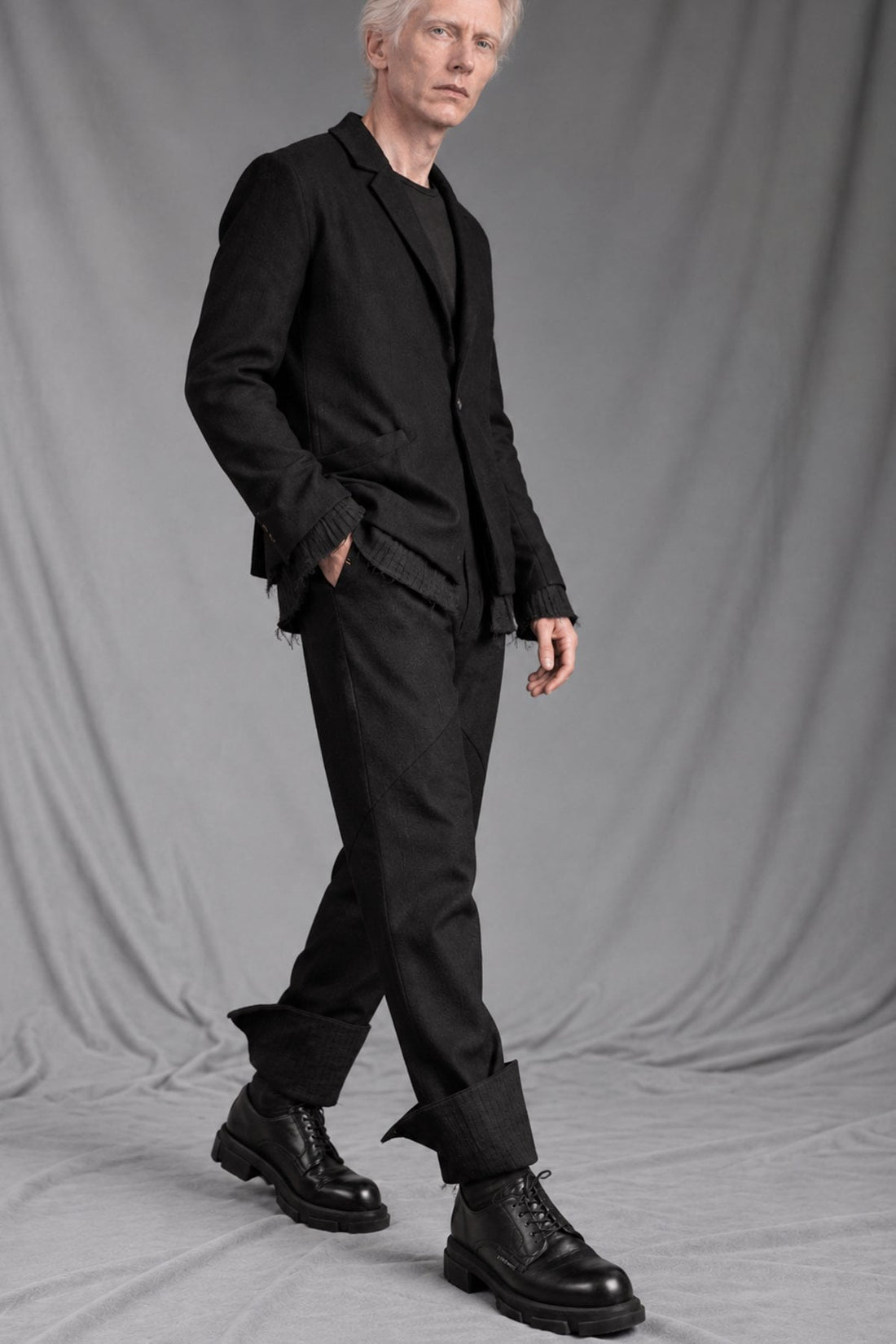 eigensinnig wien | EisVin | Außergewöhnlicher schwarzer Designer-Anzug für Herren mit Slim-Fit Hose aus italienischer Luxuswolle