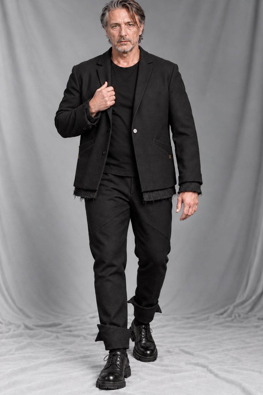 eigensinnig wien | EisVin | Außergewöhnlicher schwarzer Designer-Anzug für Herren mit Slim-Fit Hose aus italienischer Luxuswolle