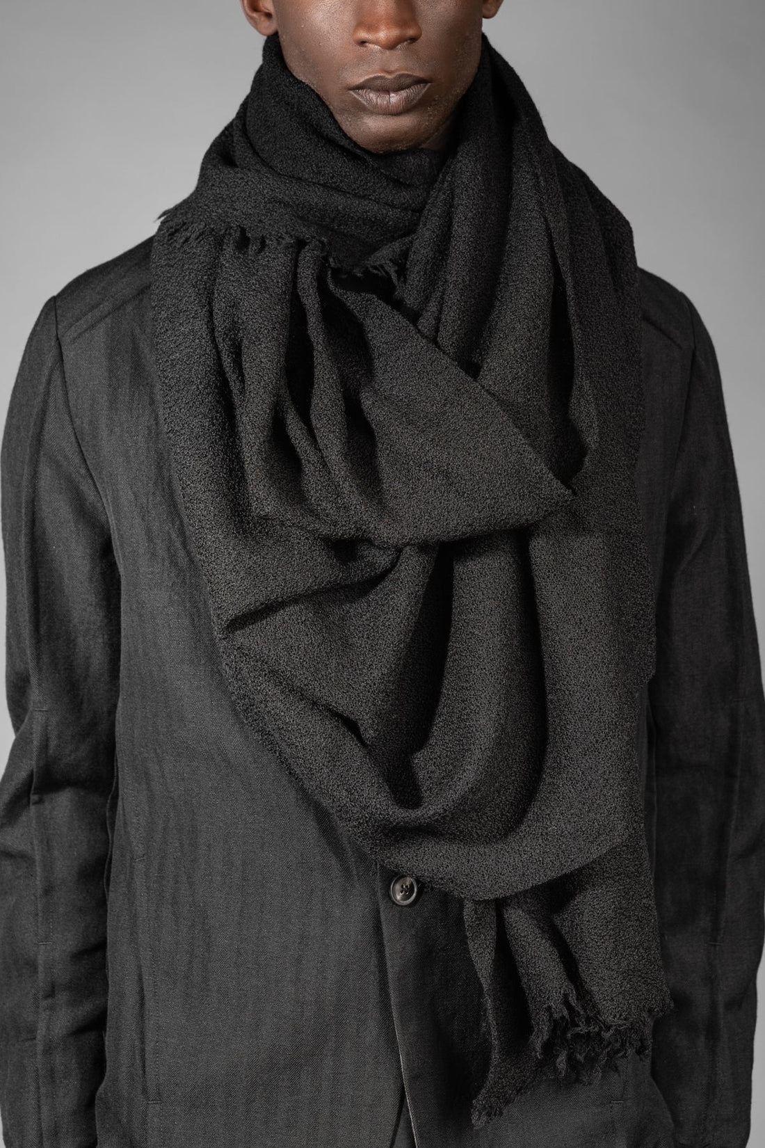 eigensinnig wien | Enya | Schwarzer Designer Strickschal aus hochwertiger Wolle