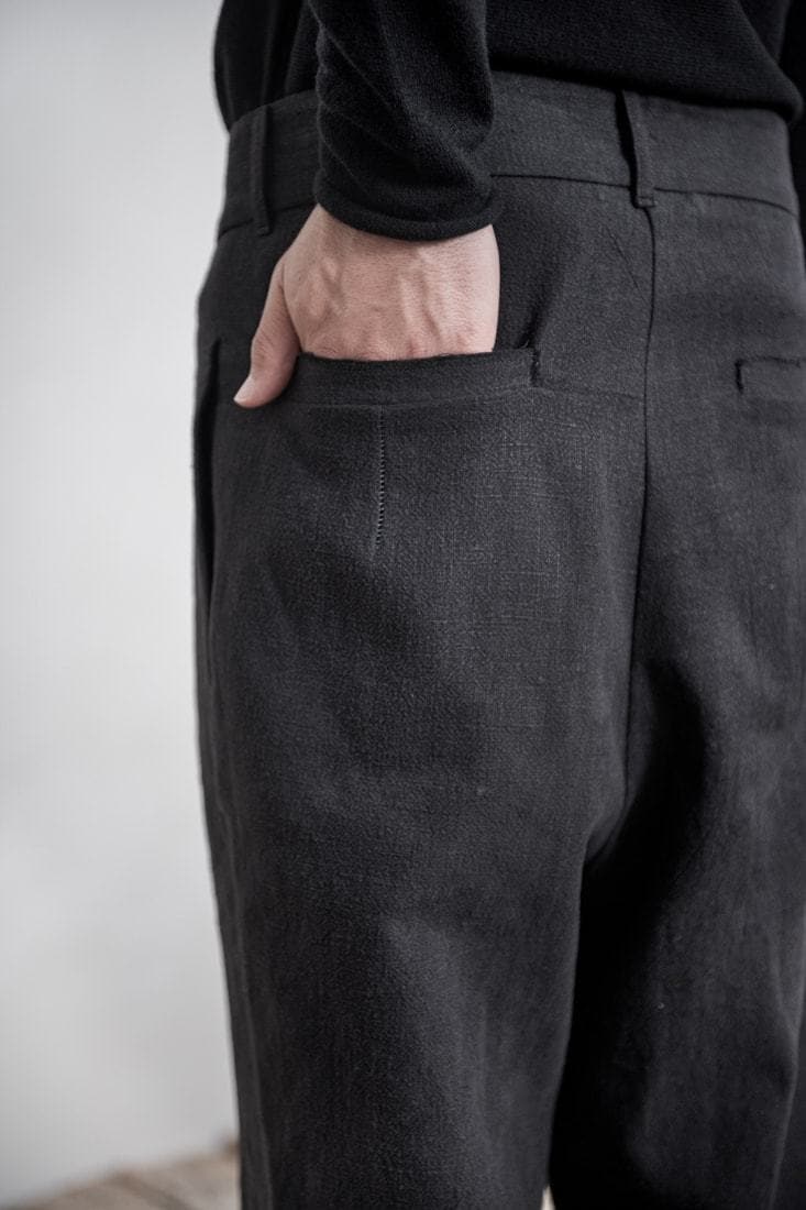 eigensinnig wien | Epikur | Einzigartige Bundfaltenhose für Männer aus Leinen in anthrazit
