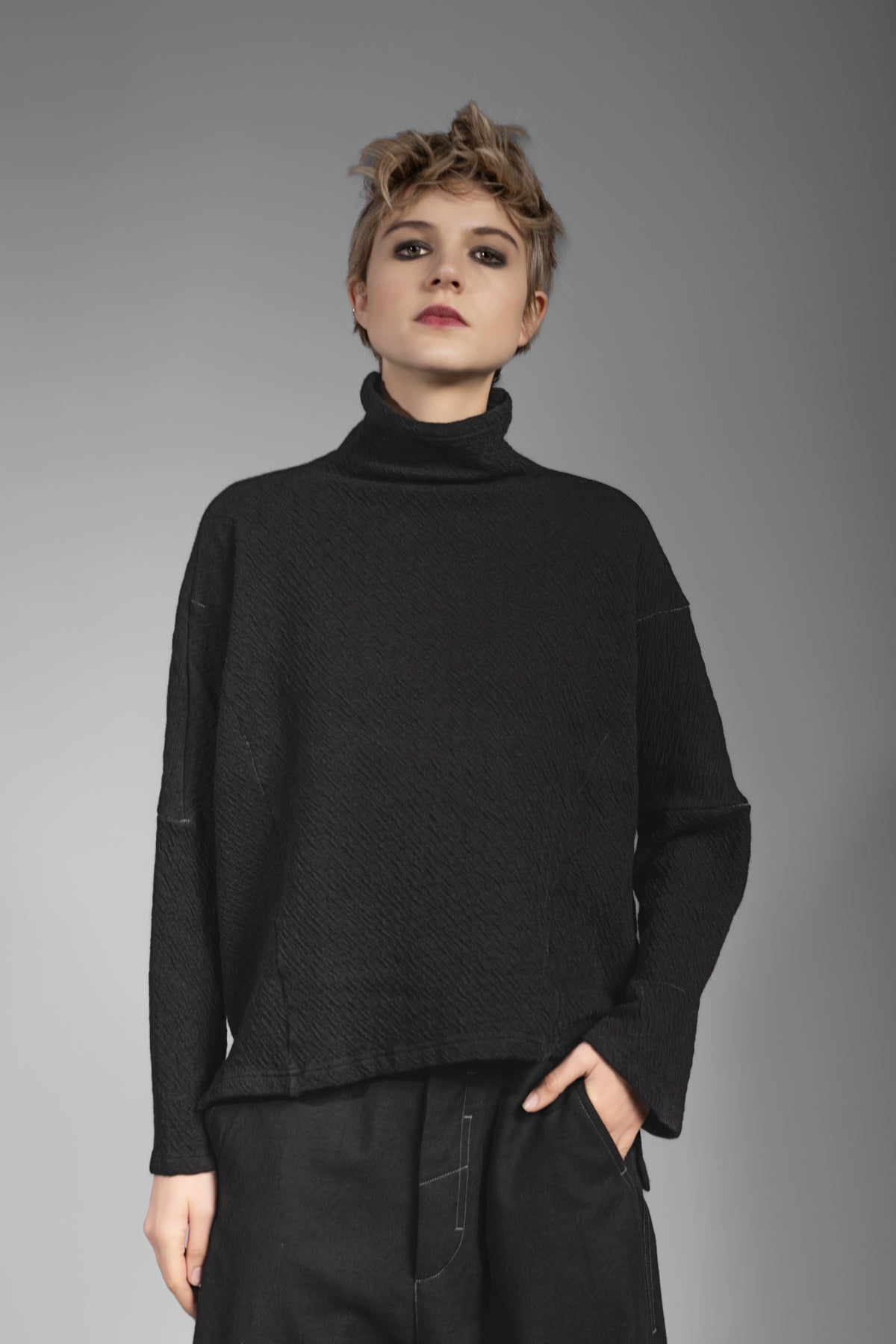 eigensinnig wien | Estella | Oversize Rollkragen-Pullover aus Merinowolle für Damen in Schwarz