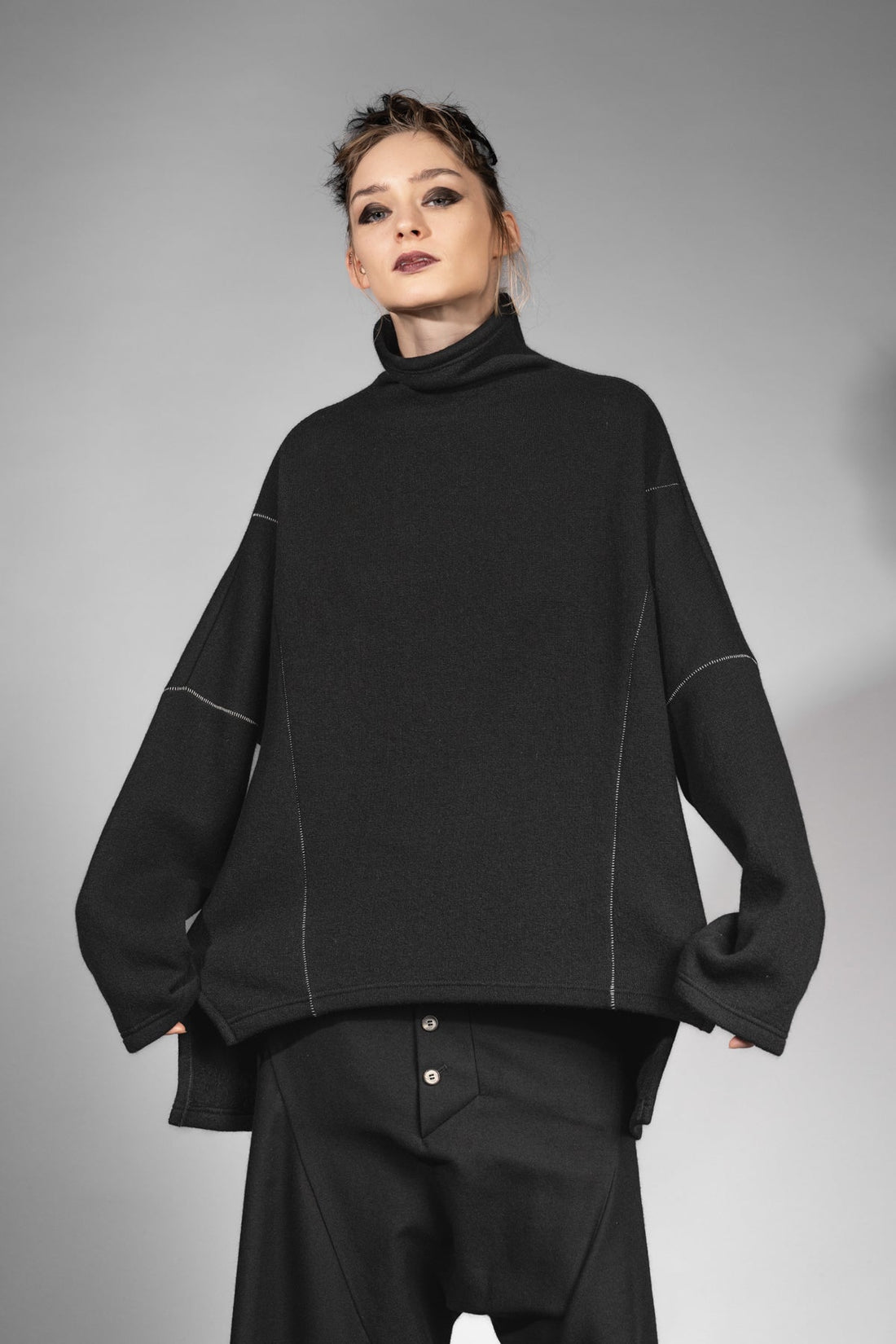 eigensinnig wien | Estella | Weiter Woll-Pullover mit Rollkragen für Damen in Schwarz