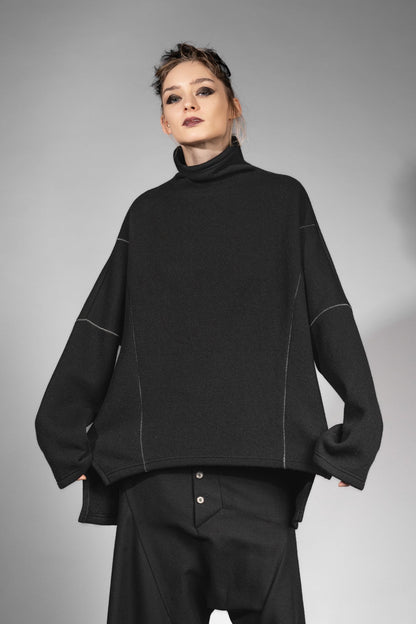 eigensinnig wien | Estella | Weiter Woll-Pullover mit Rollkragen für Damen in Schwarz