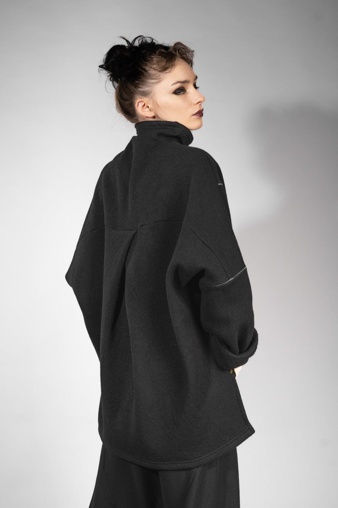 eigensinnig wien | Estella | Weiter Woll-Pullover mit Rollkragen für Damen in Schwarz