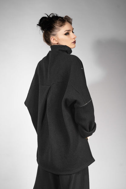 eigensinnig wien | Estella | Weiter Woll-Pullover mit Rollkragen für Damen in Schwarz