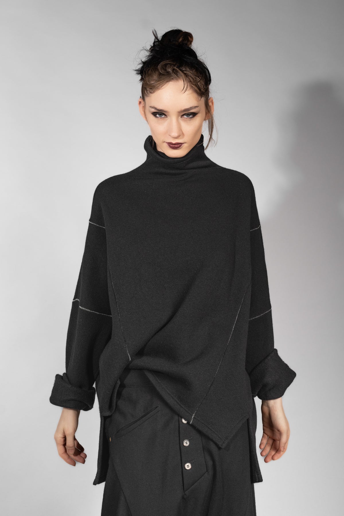 eigensinnig wien | Estella | Weiter Woll-Pullover mit Rollkragen für Damen in Schwarz
