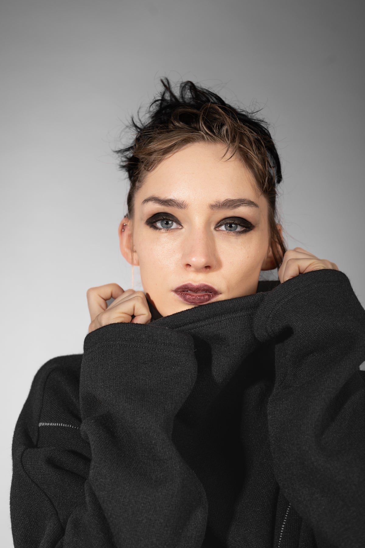 eigensinnig wien | Estella | Weiter Woll-Pullover mit Rollkragen für Damen in Schwarz