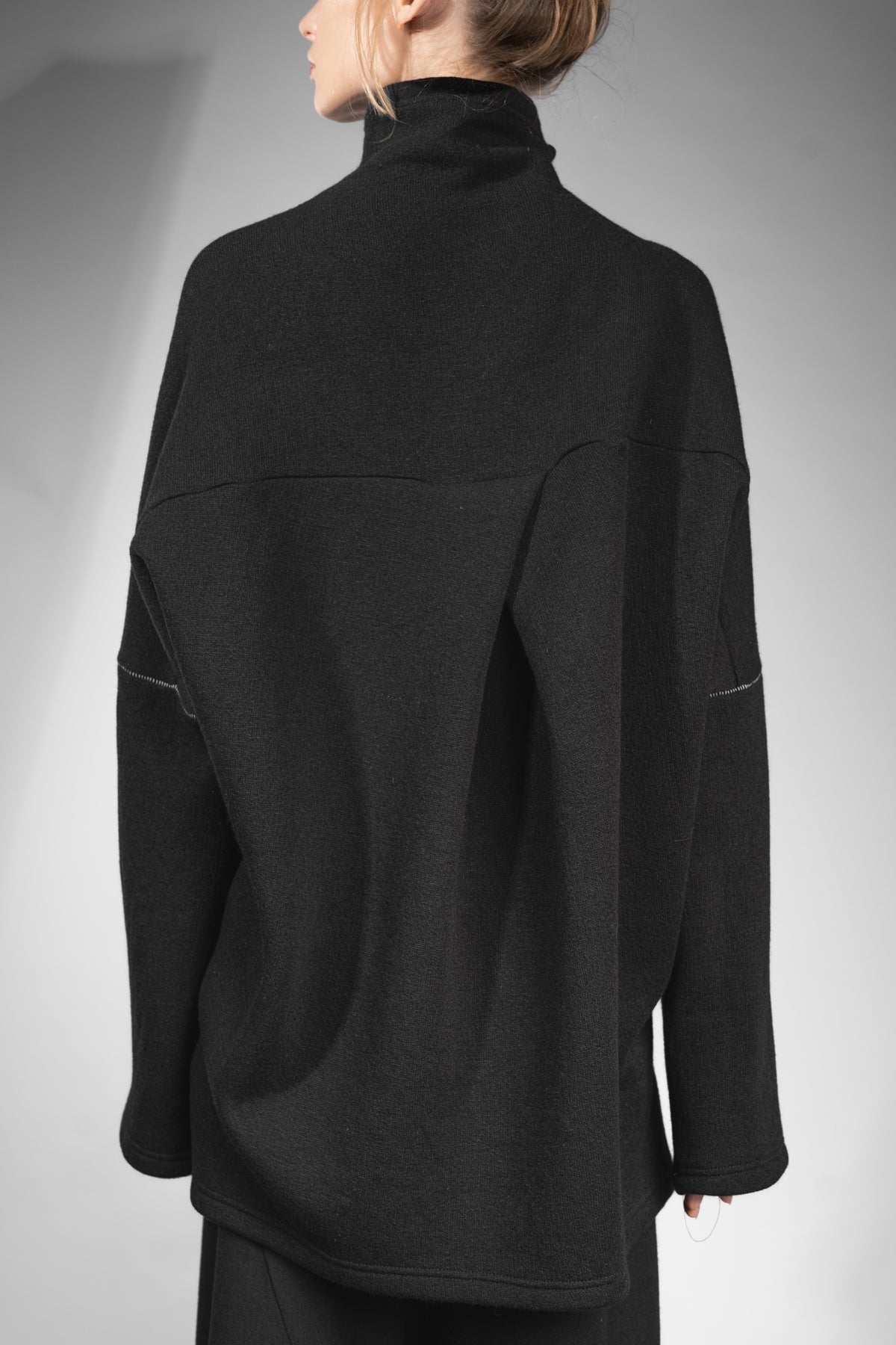 eigensinnig wien | Estella | Weiter Woll-Pullover mit Rollkragen für Damen in Schwarz
