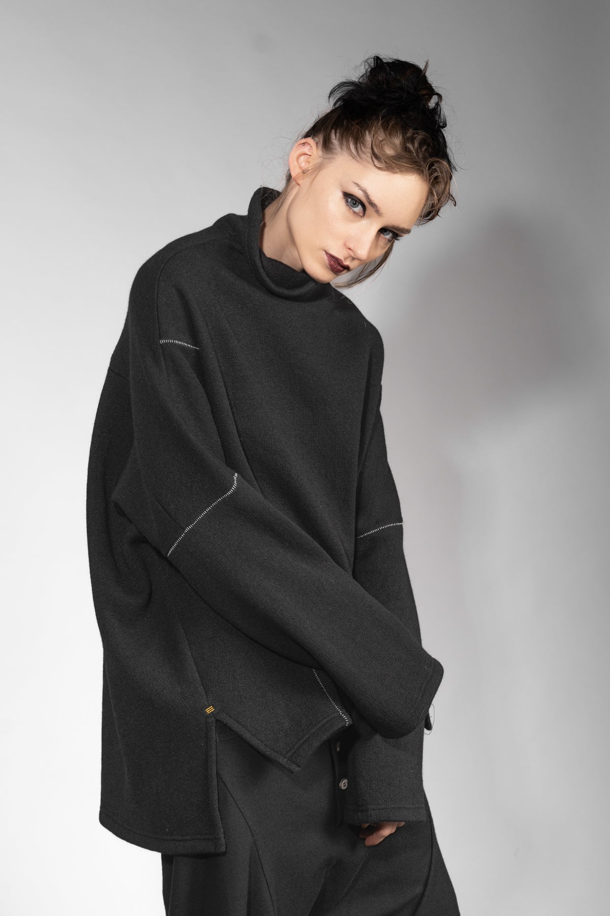 eigensinnig wien | Estella | Weiter Woll-Pullover mit Rollkragen für Damen in Schwarz
