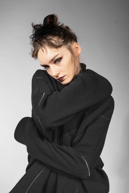 eigensinnig wien | Estella | Weiter Woll-Pullover mit Rollkragen für Damen in Schwarz