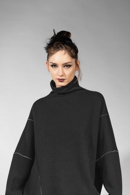 eigensinnig wien | Estella | Weiter Woll-Pullover mit Rollkragen für Damen in Schwarz