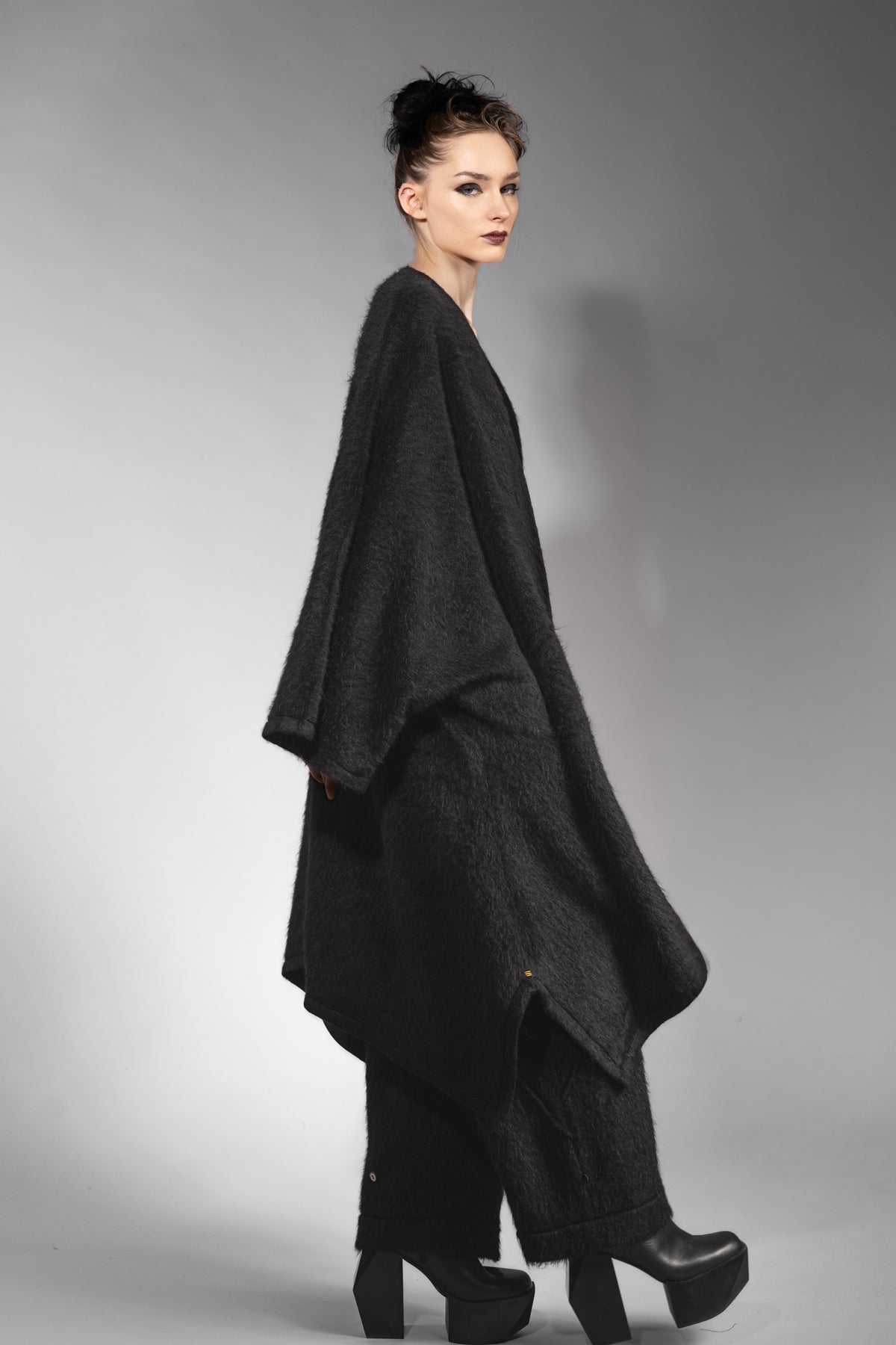 eigensinnig wien | Fama | Schwarzer Designer Flausch-Capemantel mit Ärmeln