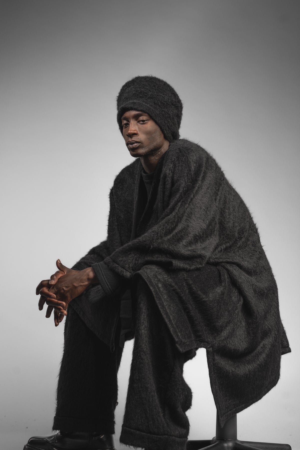 eigensinnig wien | Fama | Schwarzer Designer Flausch-Capemantel mit Ärmeln