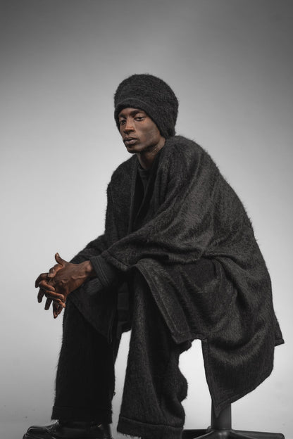 eigensinnig wien | Fama | Schwarzer Designer Flausch-Capemantel mit Ärmeln