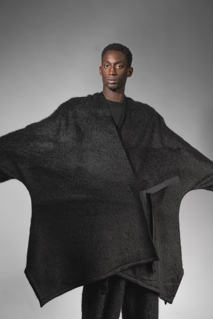 eigensinnig wien | Fama | Schwarzer Designer Flausch-Capemantel mit Ärmeln