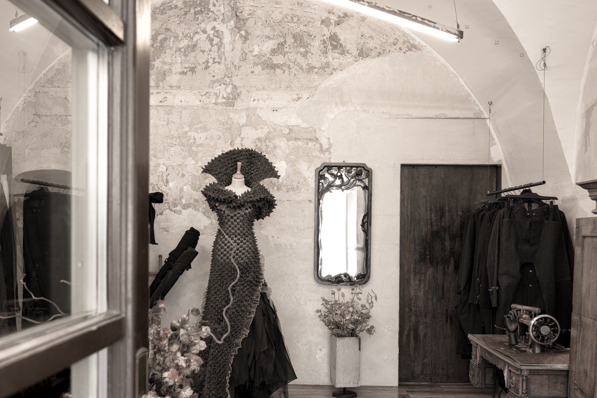 Haute Couture Kleid im Eingangsbereich in des Modegeschäfts von eigensinnig in Wien