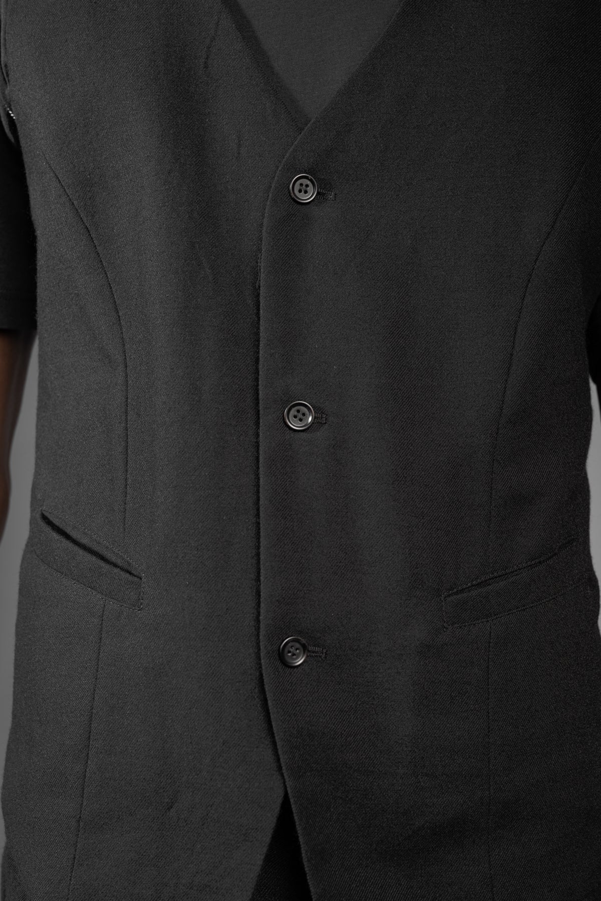eigensinnig wien | Fink | Schwarze Designer Anzug-Weste für Herren aus japanischer Wolle