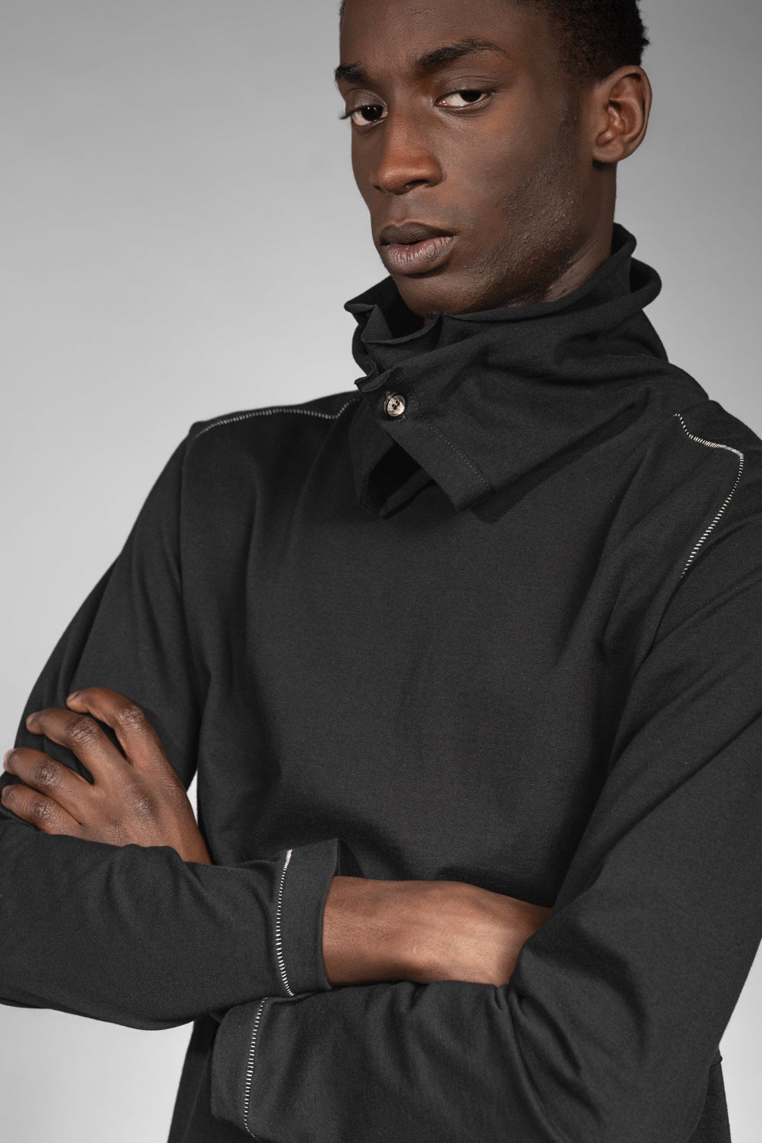 eigensinnig wien | Flaubert | Leichter, schwarzer Baumwoll-Strickpullover mit ungewöhnlichem Schalkragen