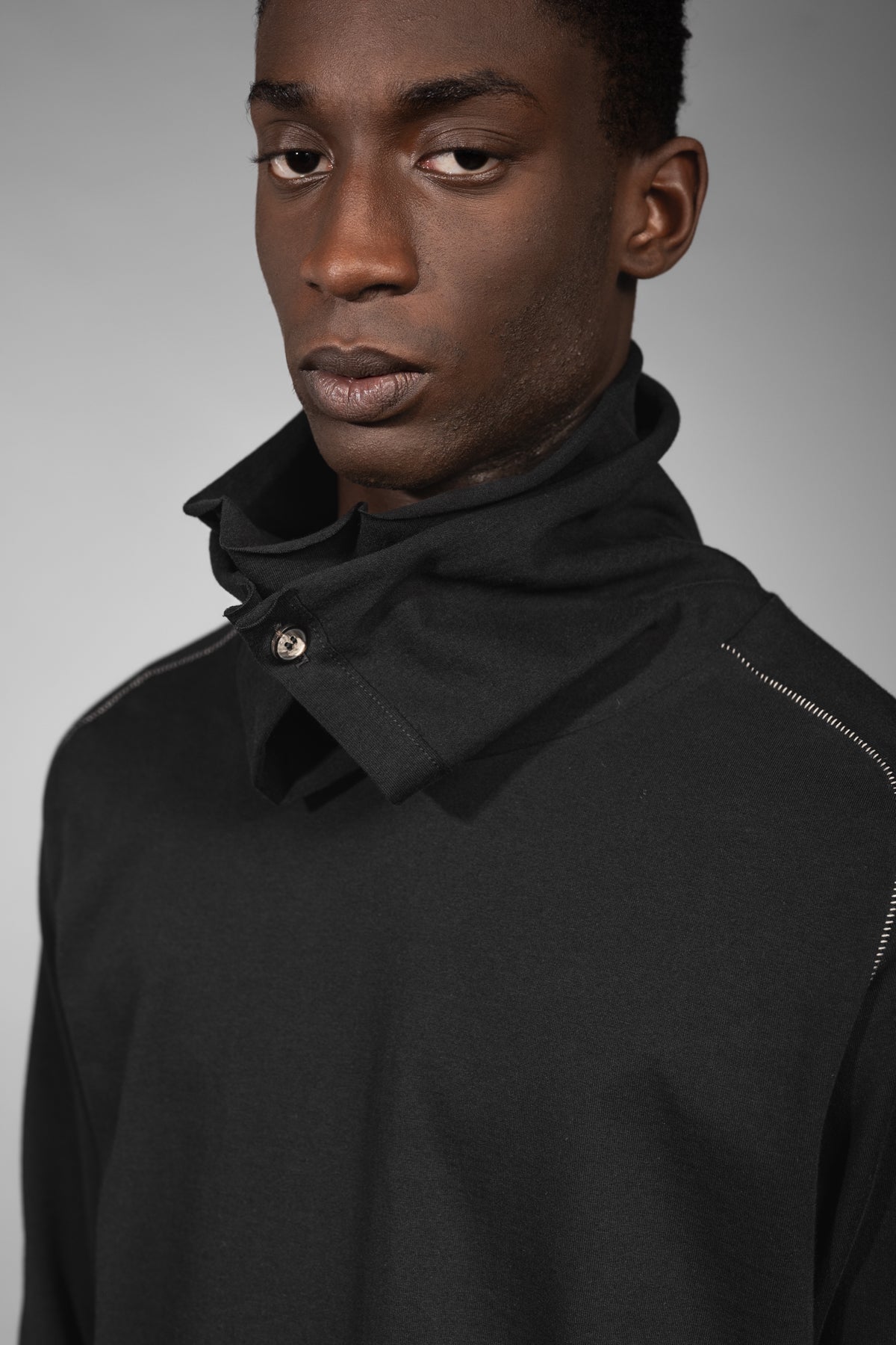 eigensinnig wien | Flaubert | Leichter, schwarzer Baumwoll-Strickpullover mit ungewöhnlichem Schalkragen