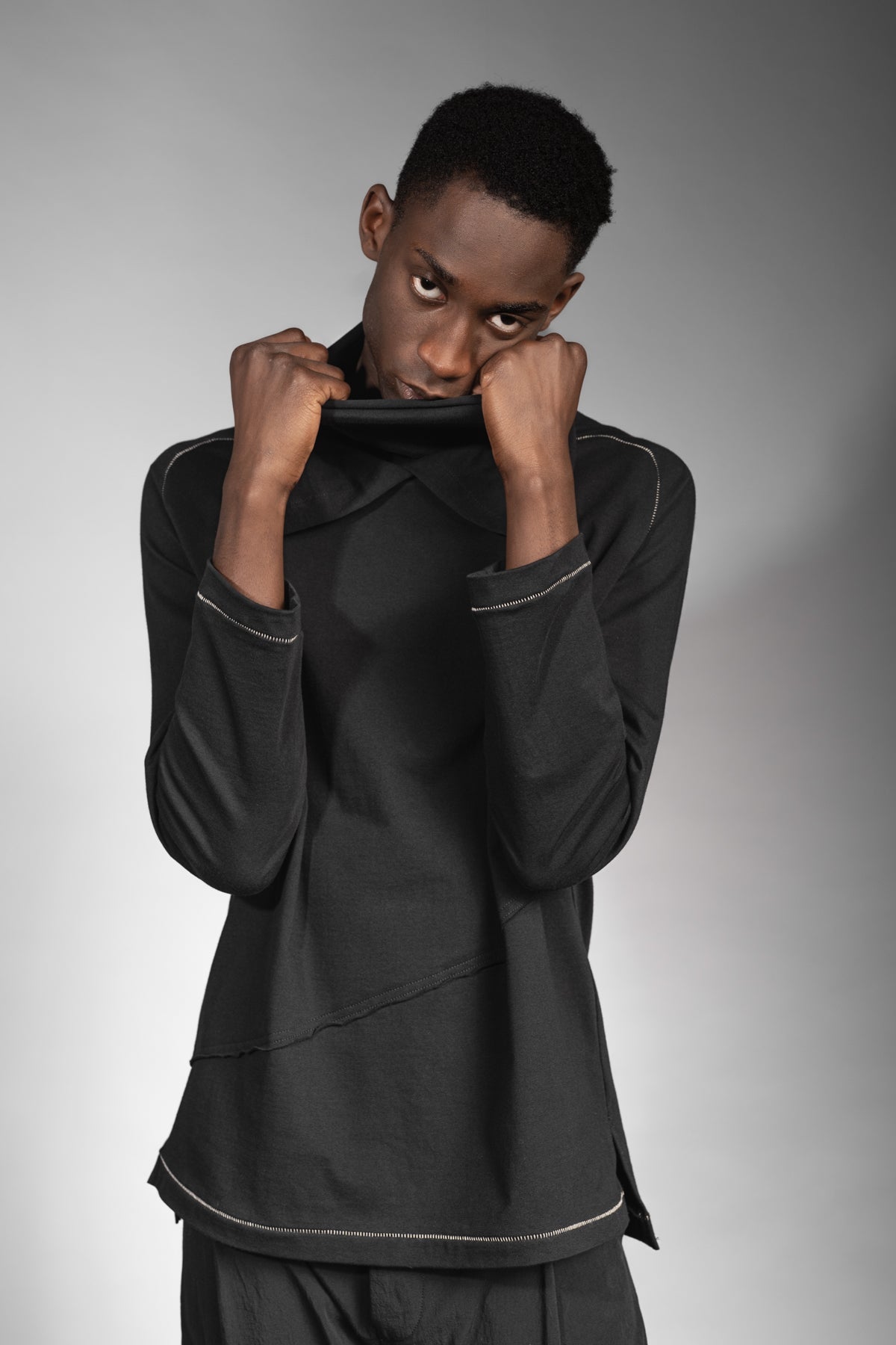 eigensinnig wien | Flaubert | Leichter, schwarzer Baumwoll-Strickpullover mit ungewöhnlichem Schalkragen