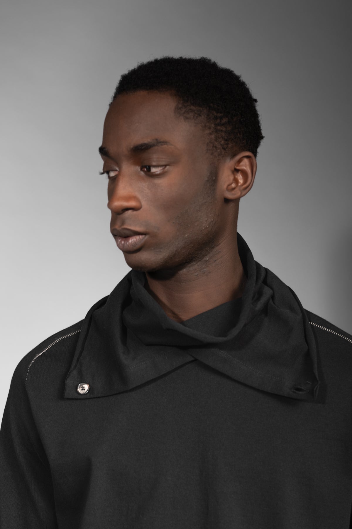 eigensinnig wien | Flaubert | Leichter, schwarzer Baumwoll-Strickpullover mit ungewöhnlichem Schalkragen