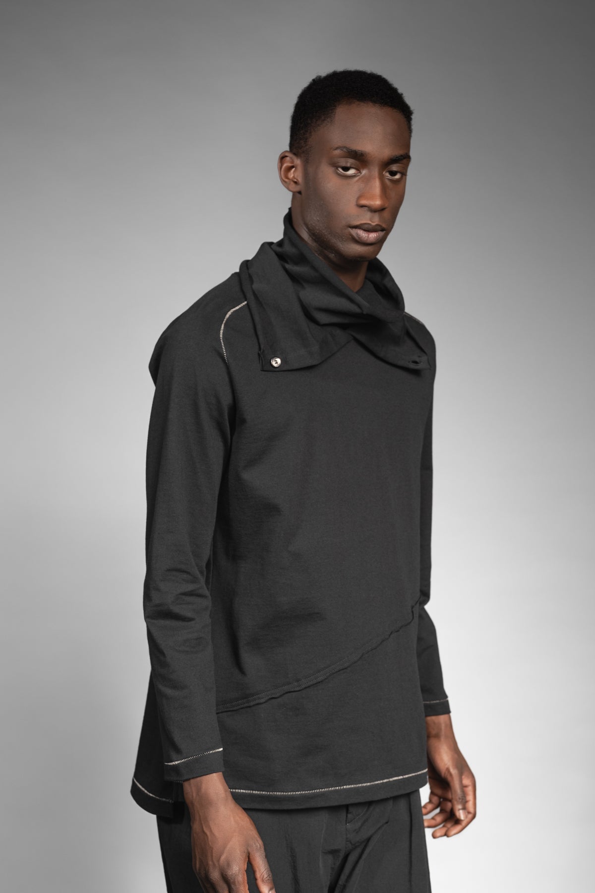 eigensinnig wien | Flaubert | Leichter, schwarzer Baumwoll-Strickpullover mit ungewöhnlichem Schalkragen