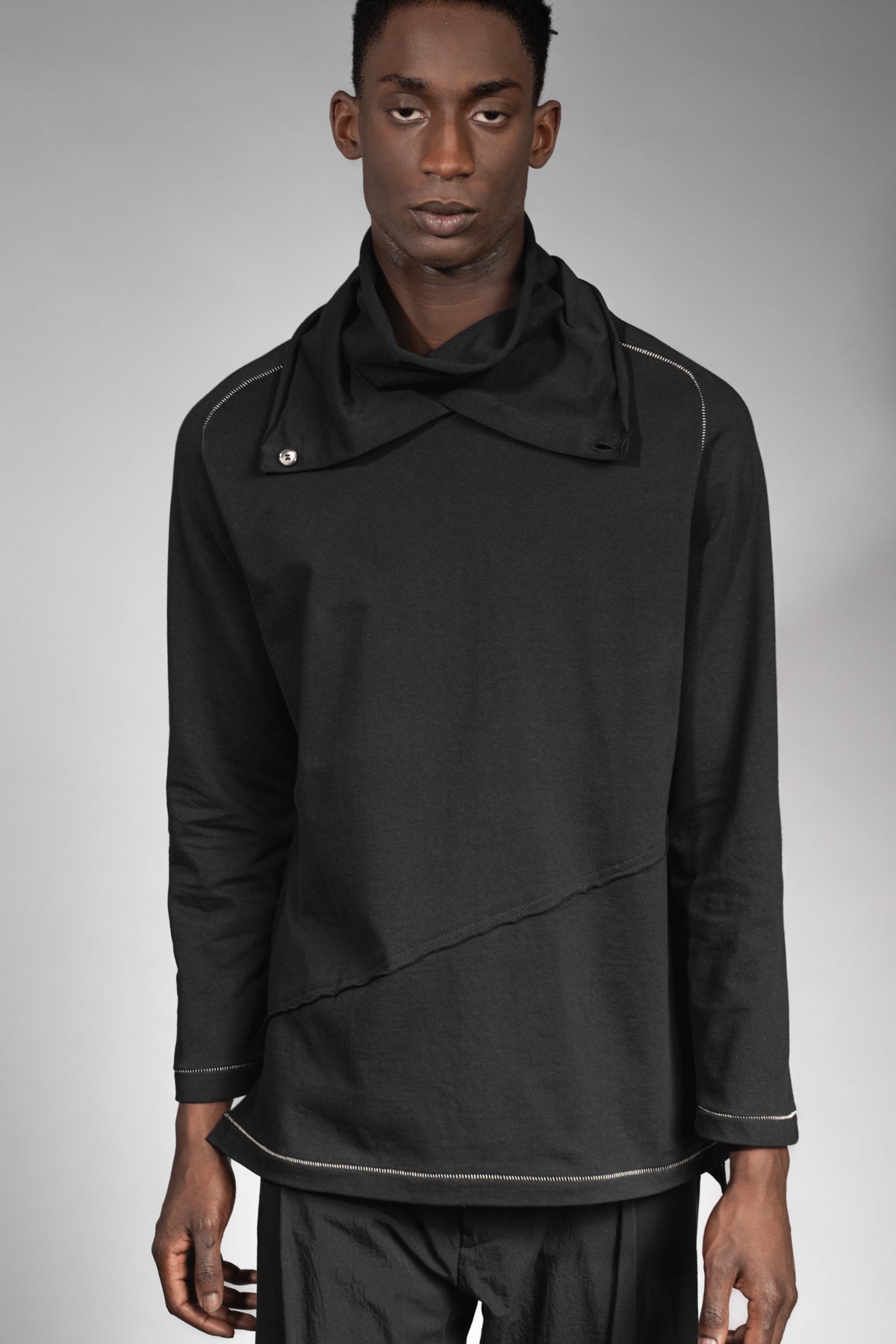 eigensinnig wien | Flaubert | Leichter, schwarzer Baumwoll-Strickpullover mit ungewöhnlichem Schalkragen