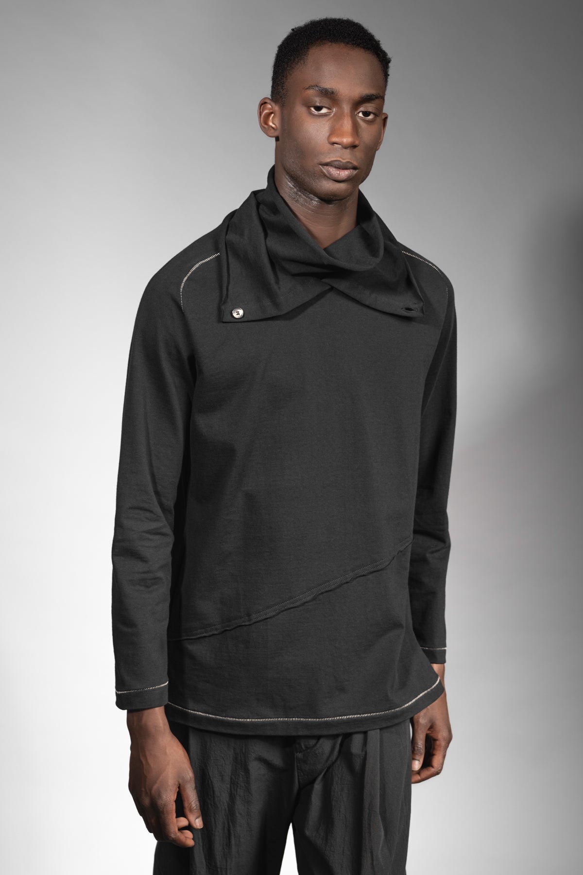 eigensinnig wien | Flaubert | Leichter, schwarzer Baumwoll-Strickpullover mit ungewöhnlichem Schalkragen