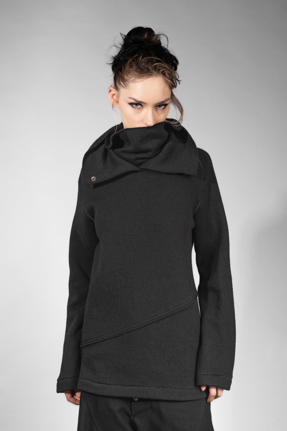 eigensinnig wien | Flaubert | Schwarzer Woll-Strickpullover mit ungewöhnlichem Schalkragen