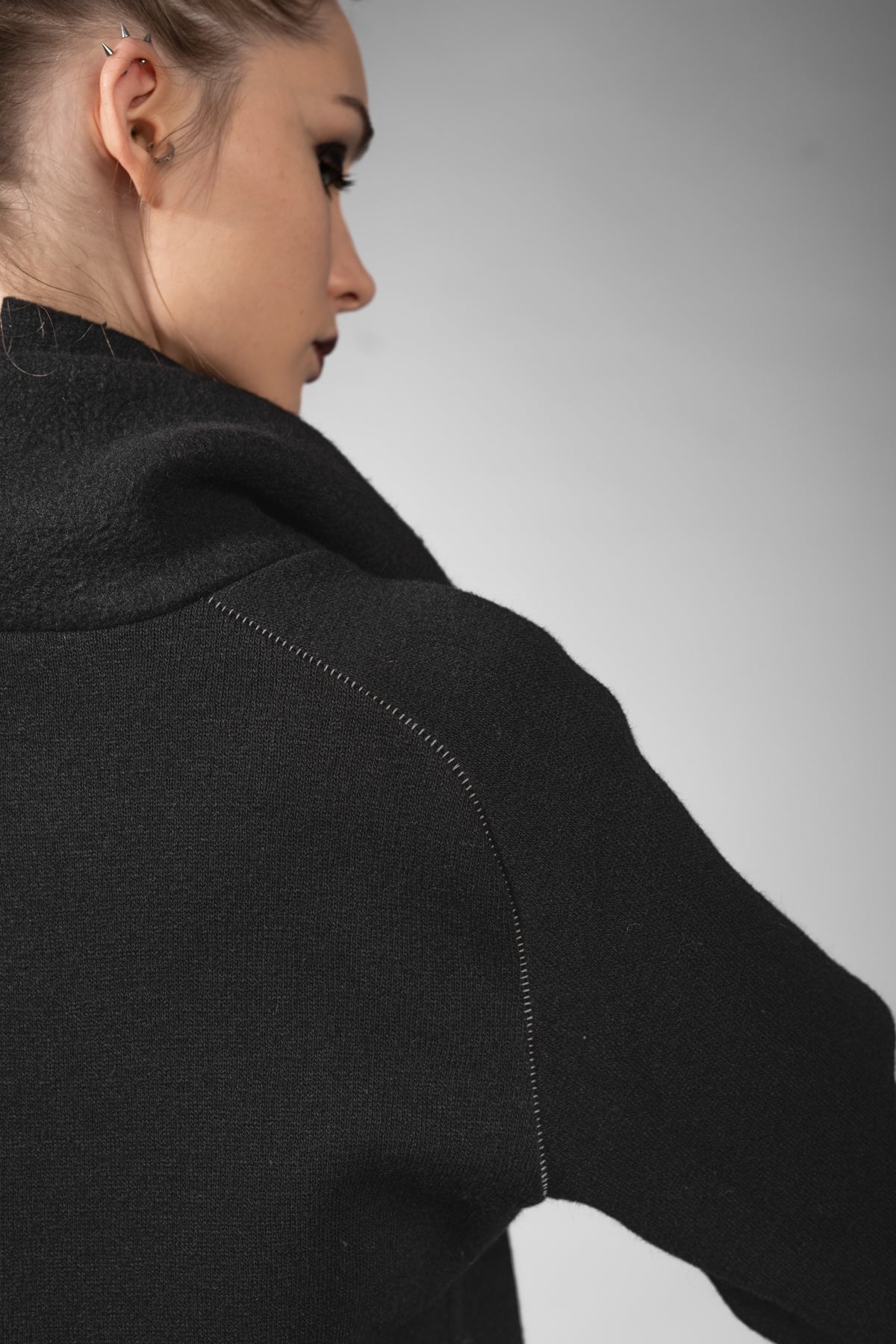 eigensinnig wien | Flaubert | Schwarzer Woll-Strickpullover mit ungewöhnlichem Schalkragen