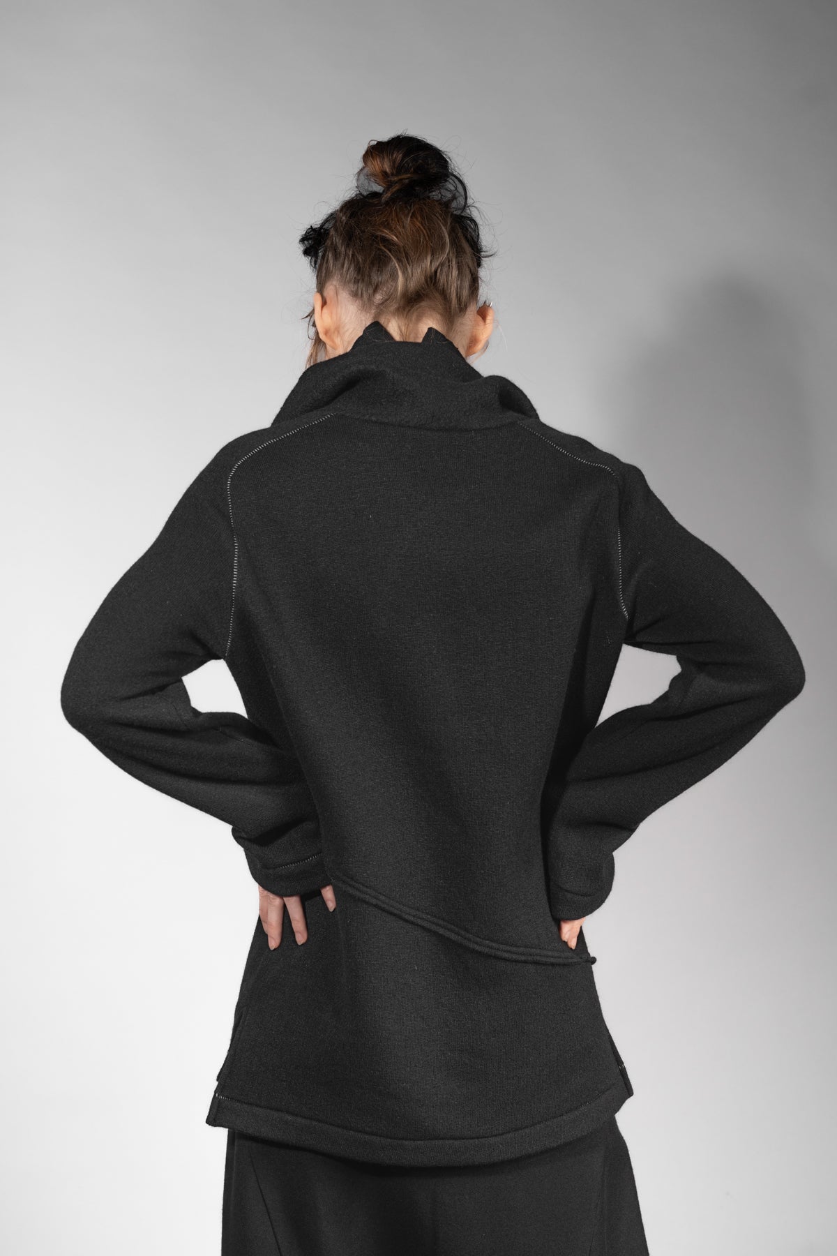 eigensinnig wien | Flaubert | Schwarzer Woll-Strickpullover mit ungewöhnlichem Schalkragen