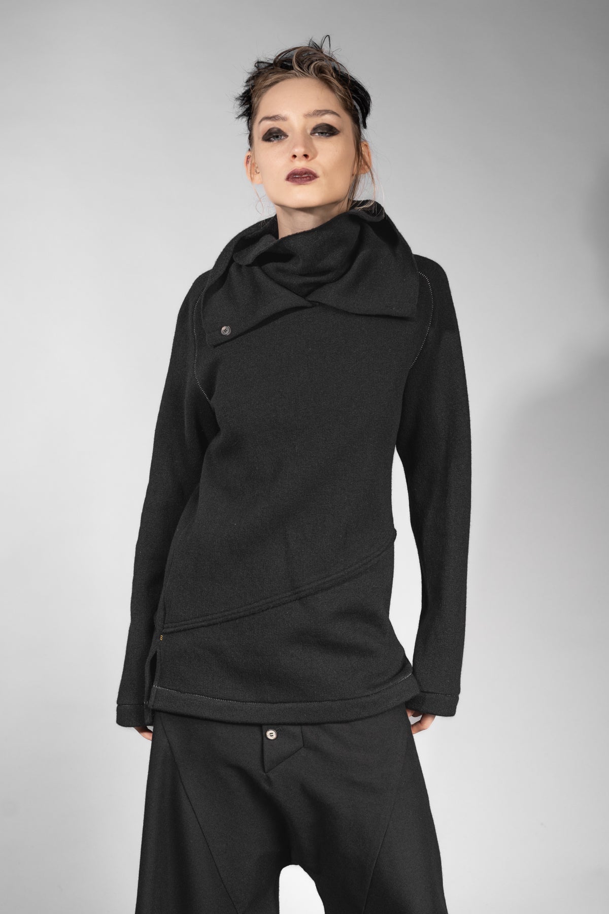 eigensinnig wien | Flaubert | Schwarzer Woll-Strickpullover mit ungewöhnlichem Schalkragen